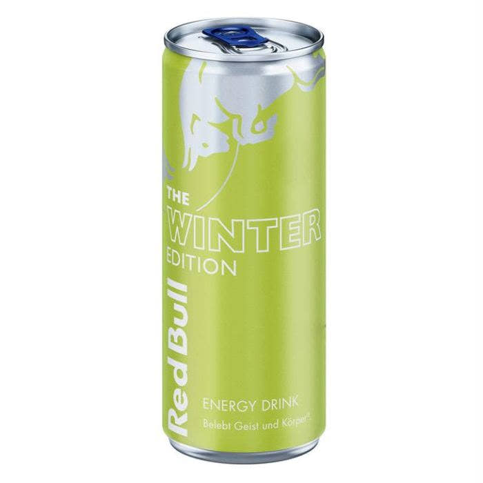 Lichtgroen blikje Red Bull The Winter Edition 250 ml, energy drink met pistache-bessensmaak, op een witte achtergrond