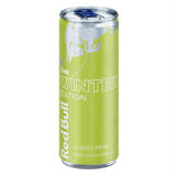 Lichtgroen blikje Red Bull The Winter Edition 250 ml, energy drink met pistache-bessensmaak, op een witte achtergrond