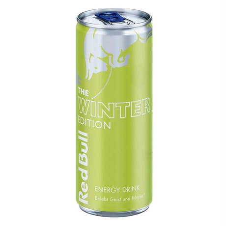 Lichtgroen blikje Red Bull The Winter Edition 250 ml, energy drink met pistache-bessensmaak, op een witte achtergrond