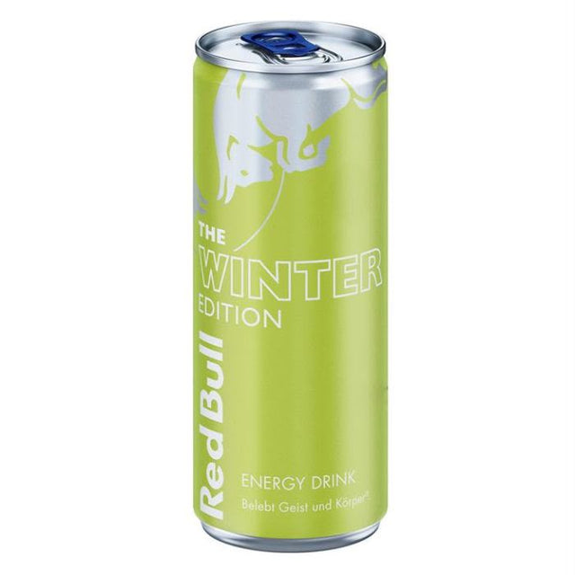 Lichtgroen blikje Red Bull The Winter Edition 250 ml, energy drink met pistache-bessensmaak, op een witte achtergrond